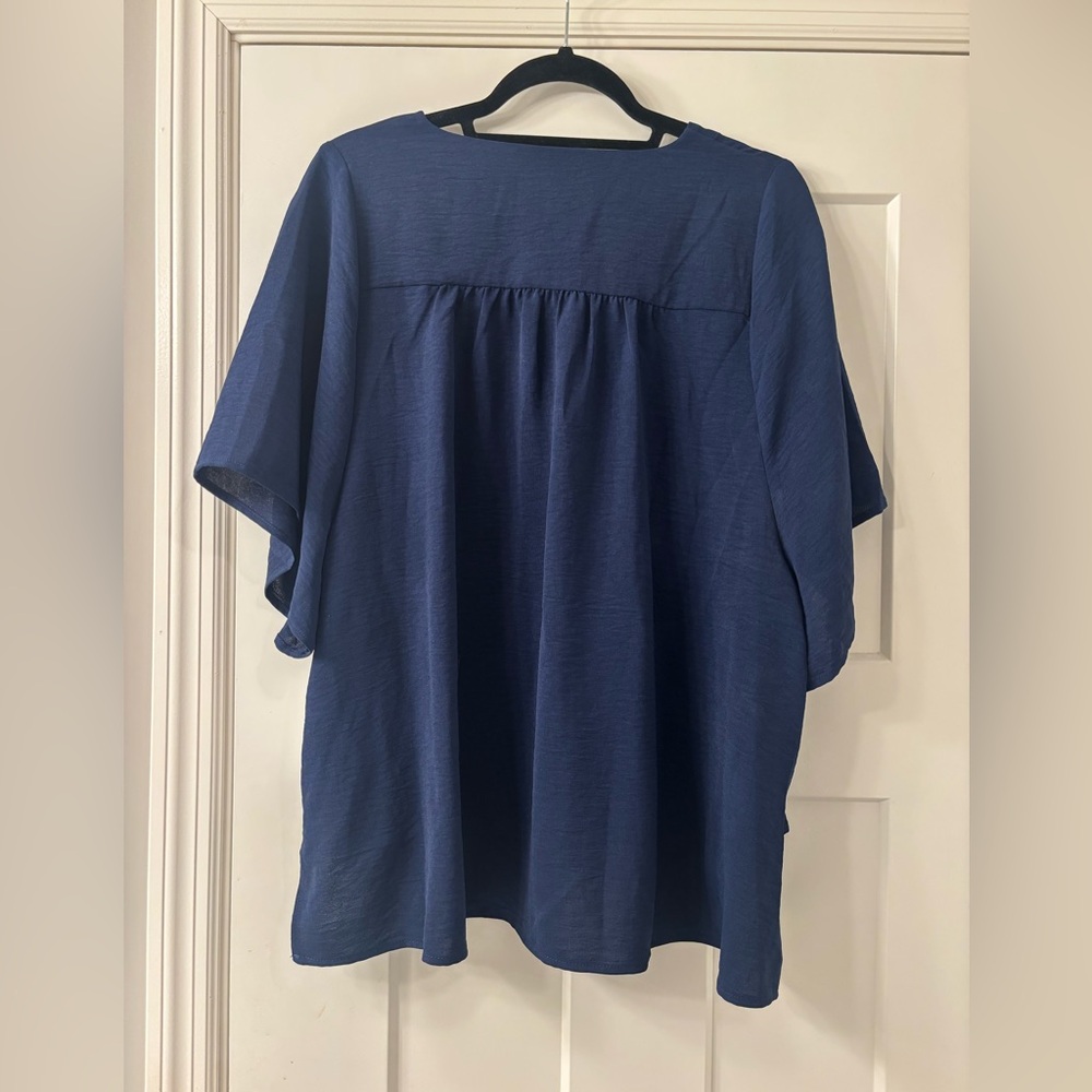 NWT 89th & Madison V-Neck Navy Button-Down Blouse - Large - Picture 2 of 7